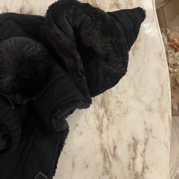 UGG Winter Black    Sweater Weather pom pom hat infinity scarf Set. NWT - Picture 3 of 7